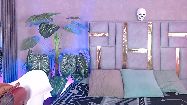 Tyla Ks online show from October 2025 07:34:01 PM