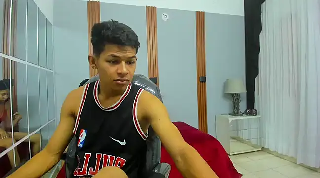 Snapshot of leslieanddrako chatting on February 2025 10:31:02 PM leslieanddrako online show from February 2025 10:31:02 PM