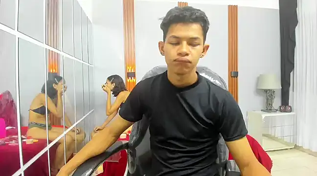 Snapshot of leslieanddrako chatting on February 2025 10:50:02 PM leslieanddrako online show from February 2025 10:50:02 PM