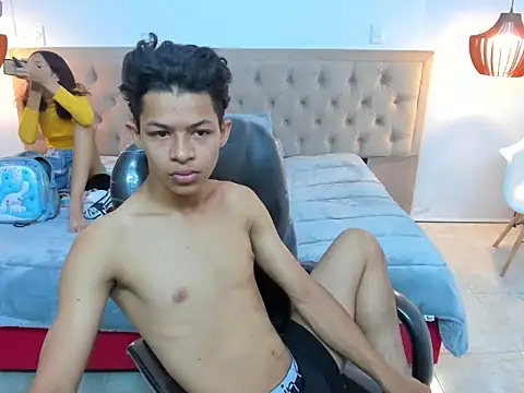 Snapshot of leslieanddrako chatting on October 2025 05:33:02 PM leslieanddrako online show from October 2025 05:33:02 PM