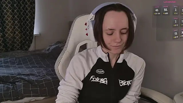 Snapshot of Luna_Loveee chatting on April 2026 06:19:01 AM Luna Loveee online show from April 2026 06:19:01 AM