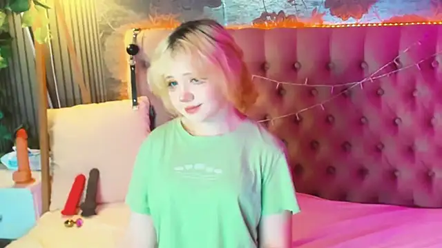 Snapshot of EmilyAngells chatting on May 2026 06:32:01 AM EmilyAngells online show from May 2026 06:32:01 AM