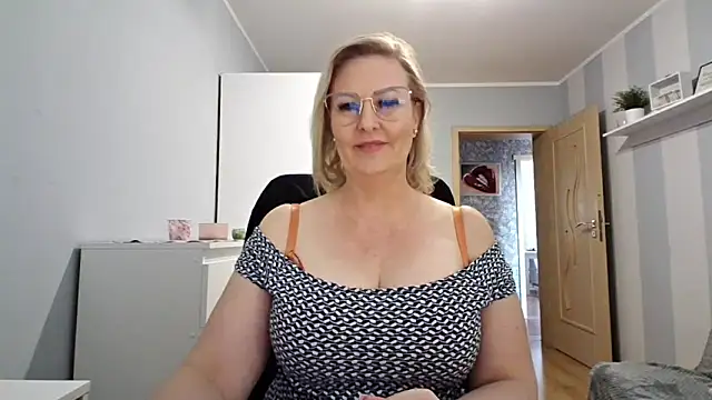 Snapshot of DianaLive chatting on March 2026 11:43:02 AM DianaLive online show from March 2026 11:43:02 AM
