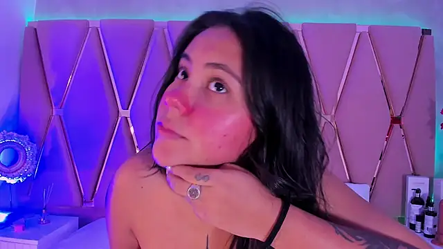 Snapshot of Emily_Black1 chatting on April 2026 01:05:01 AM Emily Black1 online show from April 2026 01:05:01 AM