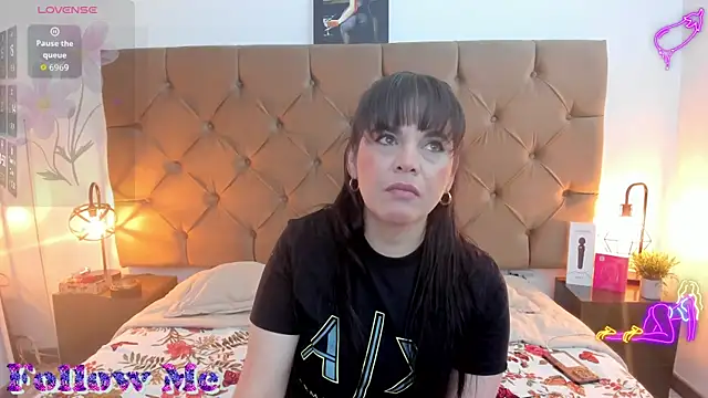 laura hotties online show from April 2026 01:05:02 PM