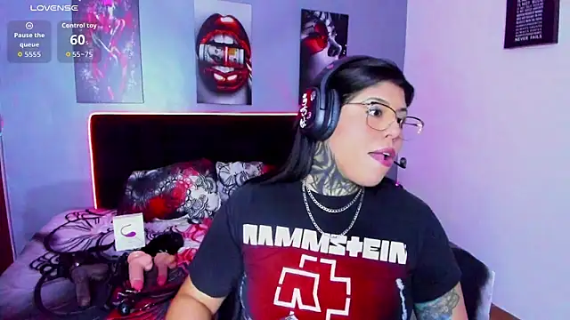 Veronika metal online show from April 2026 09:09:01 PM