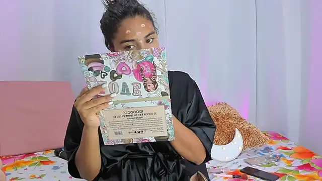 Snapshot of Melodymoore_ chatting on April 2026 11:21:03 PM Melodymoore online show from April 2026 11:21:03 PM