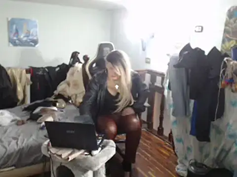 Snapshot of emmex671 chatting on February 2025 06:04:01 AM emmex671 online show from February 2025 06:04:01 AM