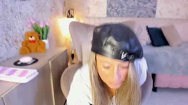 Liannaa  online show from February 2026 07:45:01 PM