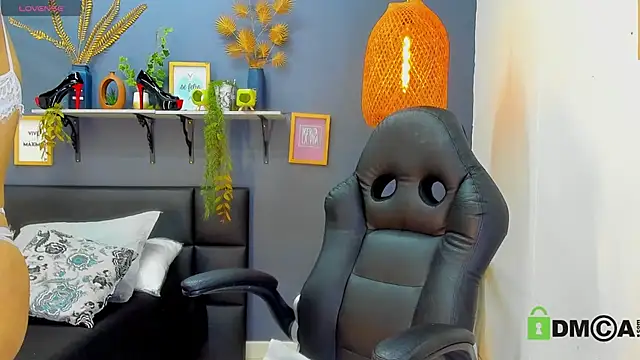 yessila parker online show from April 2026 09:18:01 AM