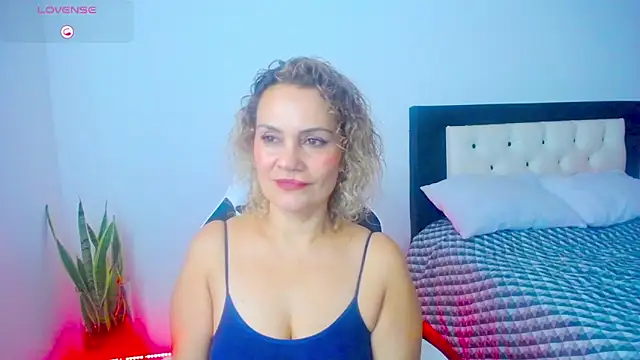 Snapshot of CarolinneFiotti chatting on October 2025 02:28:02 PM CarolinneFiotti online show from October 2025 02:28:02 PM
