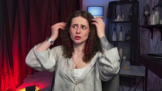 Snapshot of OliviaMcClean chatting on April 2026 01:05:02 AM OliviaMcClean online show from April 2026 01:05:02 AM