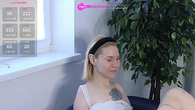 Snapshot of EmmaGallen chatting on October 2025 09:21:01 AM EmmaGallen online show from October 2025 09:21:01 AM