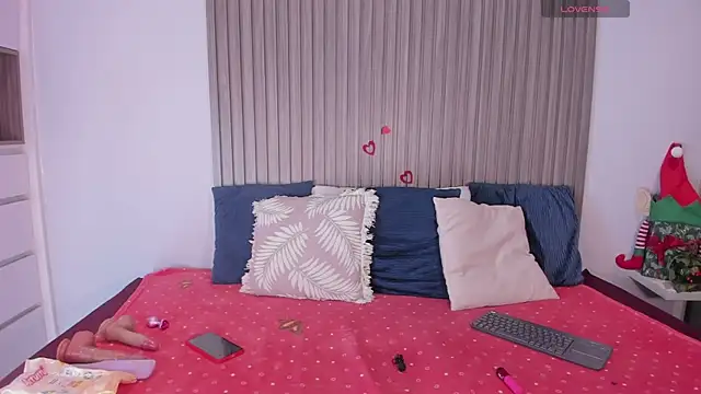 Snapshot of Zoe-S chatting on November 2025 10:08:02 PM Zoe-S online show from November 2025 10:08:02 PM