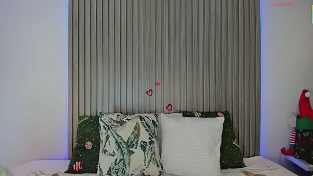 Snapshot of Zoe-S chatting on November 2025 07:05:02 PM Zoe-S online show from November 2025 07:05:02 PM