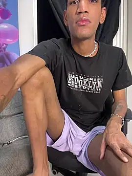 Snapshot of Miguel_bigcock chatting on April 2026 01:33:01 AM Miguel bigcock online show from April 2026 01:33:01 AM