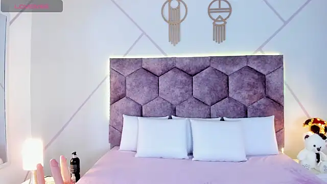 aurora collinss  online show from October 2025 12:39:02 PM