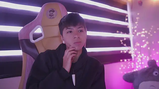 Snapshot of tommy_blue chatting on March 2025 12:56:02 PM tommy blue online show from March 2025 12:56:02 PM