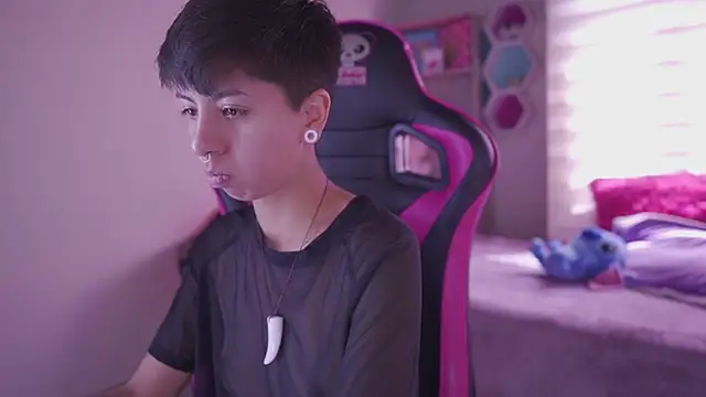 Snapshot of tommy_blue chatting on March 2025 03:27:02 PM tommy blue online show from March 2025 03:27:02 PM