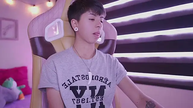 Snapshot of tommy_blue chatting on March 2025 03:20:02 PM tommy blue online show from March 2025 03:20:02 PM