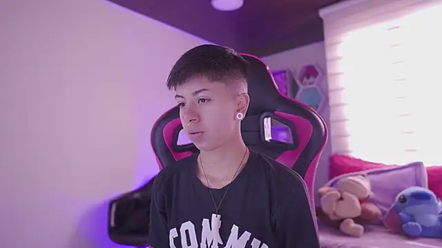 Snapshot of tommy_blue chatting on March 2025 12:50:02 PM tommy blue online show from March 2025 12:50:02 PM