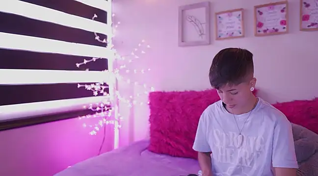 Snapshot of tommy_blue chatting on March 2025 04:23:01 PM tommy blue online show from March 2025 04:23:01 PM