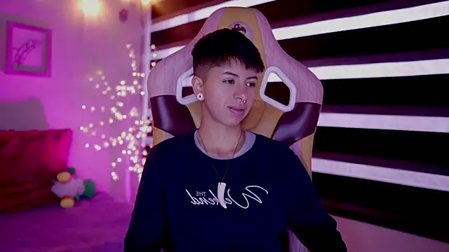 Snapshot of tommy_blue chatting on March 2025 12:29:01 PM tommy blue online show from March 2025 12:29:01 PM