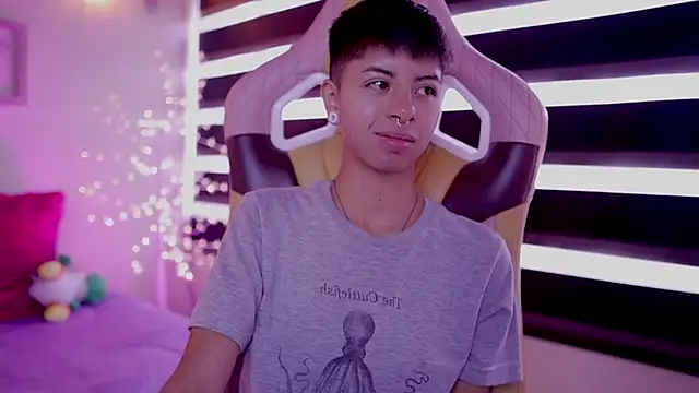 Snapshot of tommy_blue chatting on March 2025 03:36:02 PM tommy blue online show from March 2025 03:36:02 PM