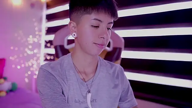 Snapshot of tommy_blue chatting on March 2025 06:39:02 PM tommy blue online show from March 2025 06:39:02 PM