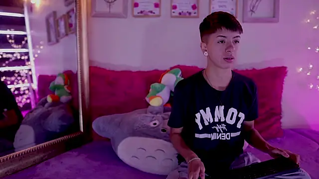 Snapshot of tommy_blue chatting on March 2025 01:18:02 PM tommy blue online show from March 2025 01:18:02 PM