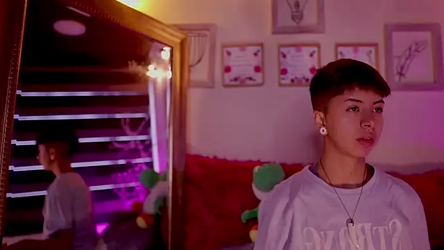 Snapshot of tommy_blue chatting on March 2025 12:25:01 PM tommy blue online show from March 2025 12:25:01 PM