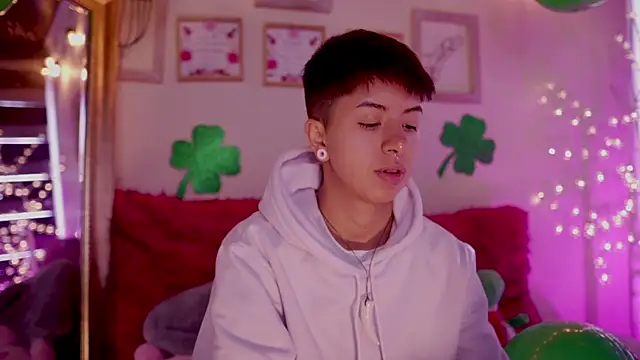 Snapshot of tommy_blue chatting on March 2025 12:58:01 PM tommy blue online show from March 2025 12:58:01 PM