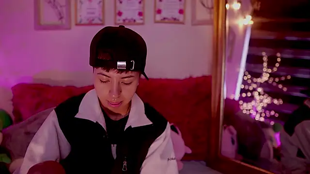 Snapshot of tommy_blue chatting on March 2025 12:34:01 PM tommy blue online show from March 2025 12:34:01 PM