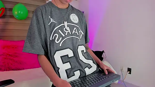 Snapshot of tommy_blue chatting on March 2025 08:08:02 PM tommy blue online show from March 2025 08:08:02 PM