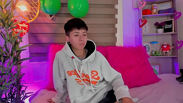 Snapshot of tommy_blue chatting on March 2025 07:42:02 PM tommy blue online show from March 2025 07:42:02 PM