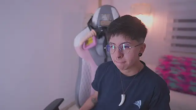 Snapshot of tommy_blue chatting on September 2025 01:17:01 AM tommy blue online show from September 2025 01:17:01 AM