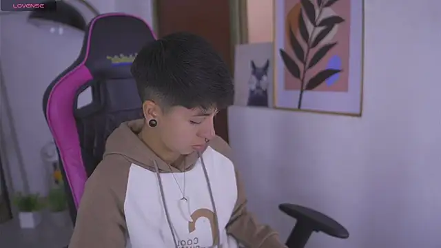 Snapshot of tommy_blue chatting on September 2025 01:02:02 PM tommy blue online show from September 2025 01:02:02 PM