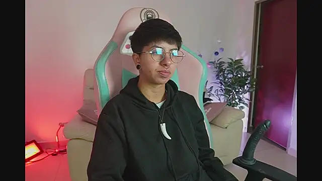 Snapshot of tommy_blue chatting on October 2025 01:07:01 PM tommy blue online show from October 2025 01:07:01 PM