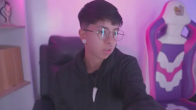 Snapshot of tommy_blue chatting on October 2025 08:30:02 PM tommy blue online show from October 2025 08:30:02 PM