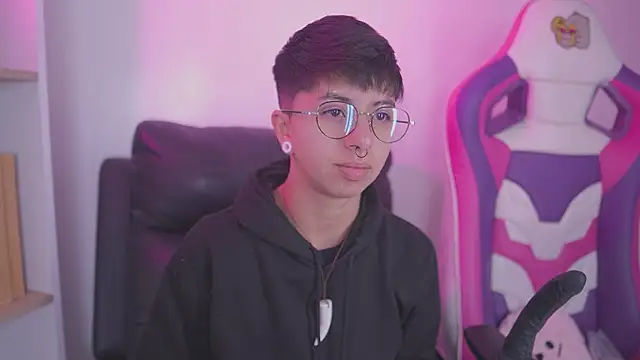 Snapshot of tommy_blue chatting on October 2025 04:38:02 PM tommy blue online show from October 2025 04:38:02 PM