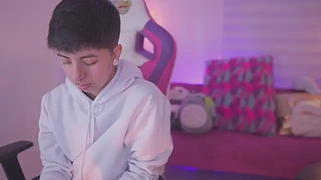 Snapshot of tommy_blue chatting on November 2025 12:37:02 PM tommy blue online show from November 2025 12:37:02 PM