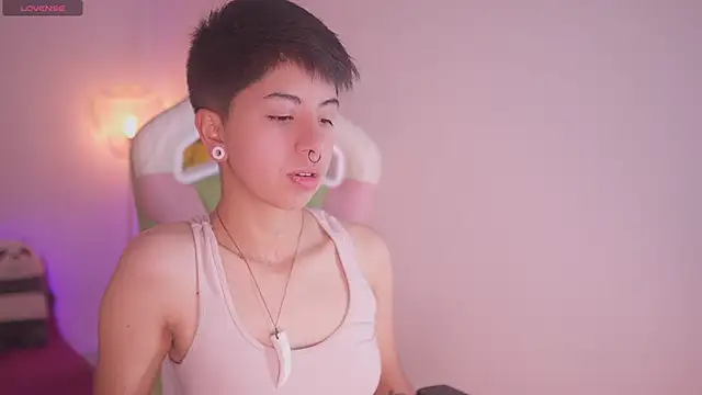 Snapshot of tommy_blue chatting on November 2025 12:26:01 PM tommy blue online show from November 2025 12:26:01 PM