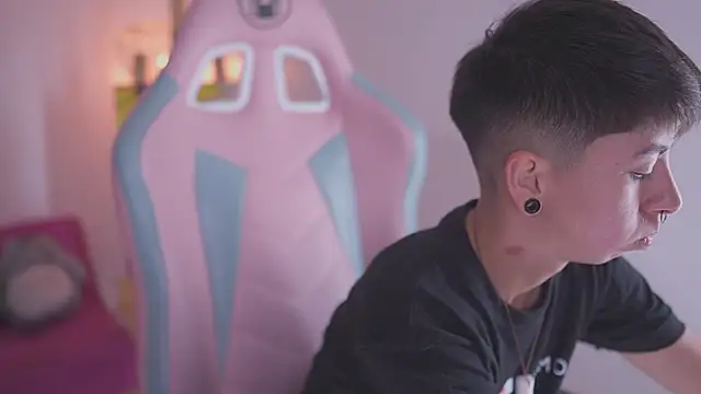 Snapshot of tommy_blue chatting on November 2025 06:54:01 PM tommy blue online show from November 2025 06:54:01 PM