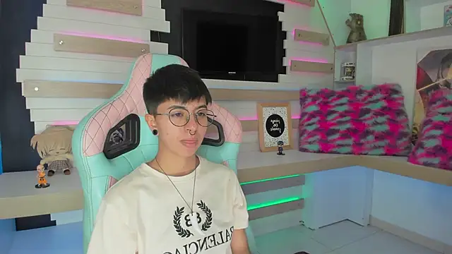 Snapshot of tommy_blue chatting on December 2025 07:11:02 PM tommy blue online show from December 2025 07:11:02 PM