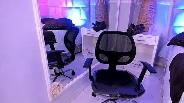 Snapshot of LexiAndDeker chatting on December 2025 06:36:01 PM LexiAndDeker online show from December 2025 06:36:01 PM