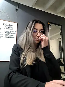 Isabella Varella online show from March 2025 12:56:02 PM