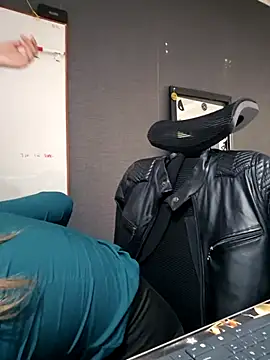 Isabella Varella online show from October 2025 01:01:02 PM