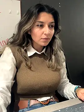 Isabella Varella online show from November 2025 05:12:02 PM