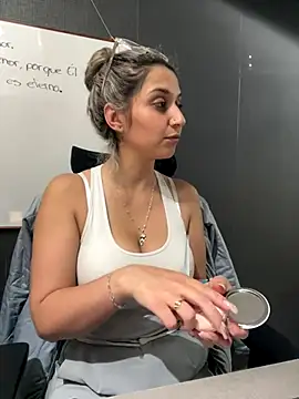 Isabella Varella online show from December 2025 12:53:02 PM