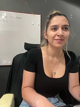 Isabella Varella online show from December 2025 01:29:02 PM